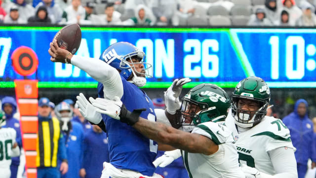 Jets' DE Jermaine Johnson hits Giants' QB Tyrod Taylor